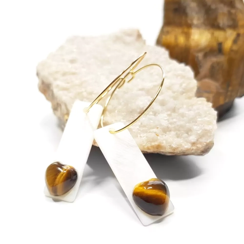 KST758 WEBP Kolczyki wiszące kremowe prostokąty i tygrysie oko serca na złotych kółeczkach stal chirurgiczna Magneska biżuteria.webp