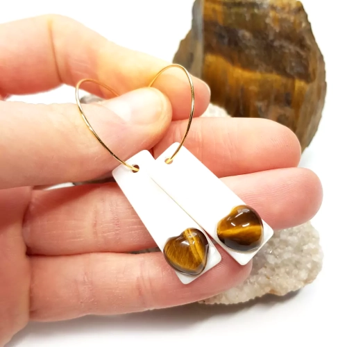 KST758 WEBP Kolczyki wiszące kremowe prostokąty i tygrysie oko serca na złotych kółeczkach stal chirurgiczna Magneska biżuteria 2.webp