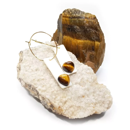 KST758 WEBP Kolczyki wiszące kremowe prostokąty i tygrysie oko serca na złotych kółeczkach stal chirurgiczna Magneska biżuteria 3.webp