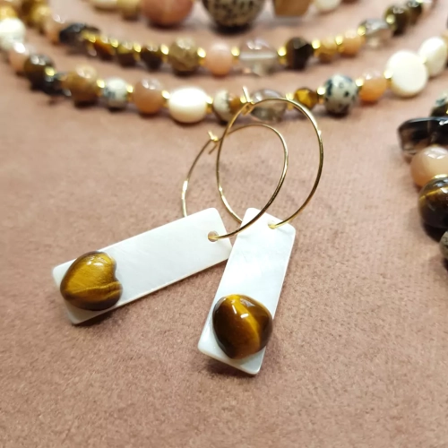 KST758 WEBP Kolczyki wiszące kremowe prostokąty i tygrysie oko serca na złotych kółeczkach stal chirurgiczna Magneska biżuteria 4.webp