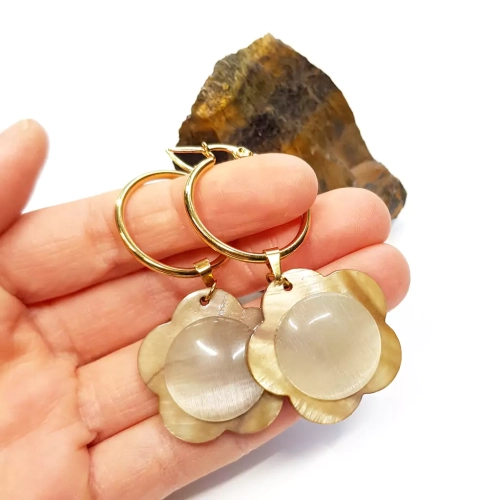 KST759 WEBP Kolczyki wiszące brązowe kwiatki i beżowe kocie oko na złotych kółeczkach stal chirurgiczna Magneska biżuteria.webp