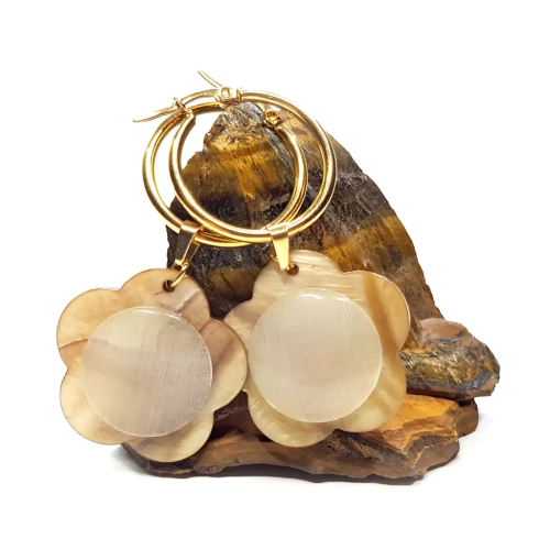 KST759 WEBP Kolczyki wiszące brązowe kwiatki i beżowe kocie oko na złotych kółeczkach stal chirurgiczna Magneska biżuteria 2.webp