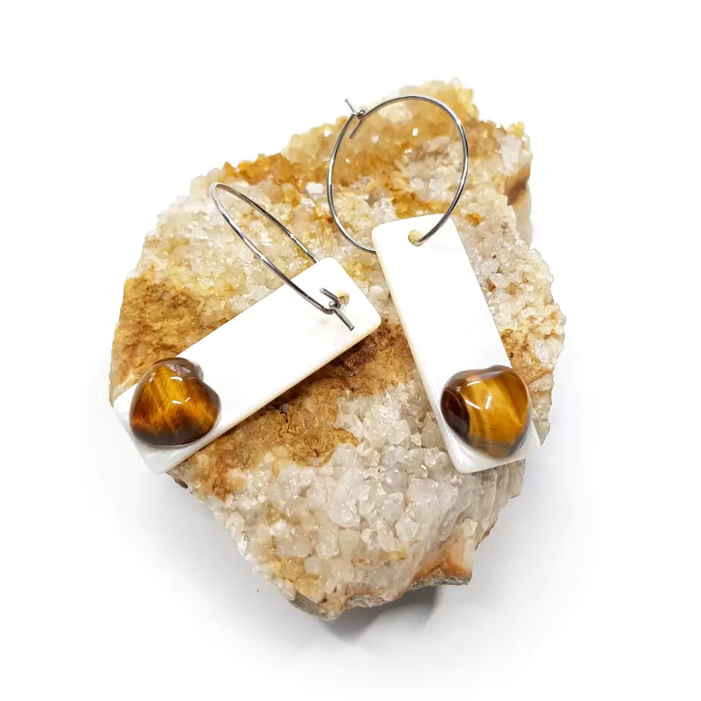 KST762 WEBP Kolczyki wiszące kremowe prostokąty i tygrysie oko serca na srebrnych kółeczkach stal chirurgiczna Magneska.webp