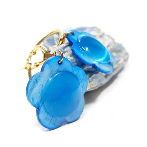 KST764 WEBP Kolczyki wiszące niebieskie kwiatki i niebieskie kocie oko na złotych kółeczkach stal chirurgiczna Magneska 2.webp