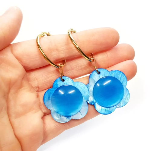 KST764 WEBP Kolczyki wiszące niebieskie kwiatki i niebieskie kocie oko na złotych kółeczkach stal chirurgiczna Magneska 3.webp