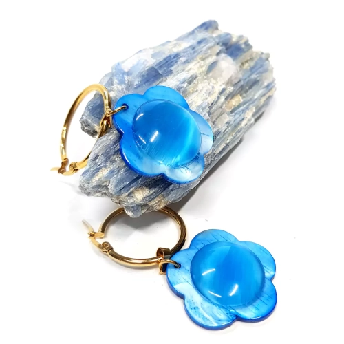 KST764 WEBP Kolczyki wiszące niebieskie kwiatki i niebieskie kocie oko na złotych kółeczkach stal chirurgiczna Magneska.webp