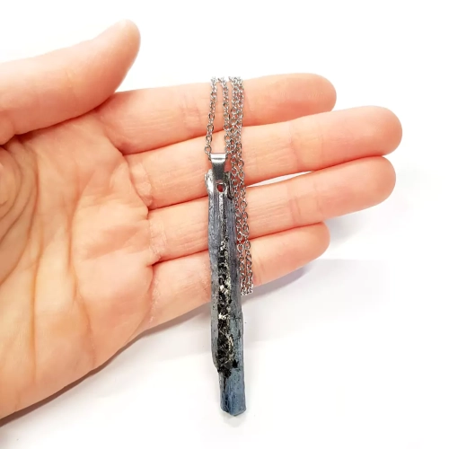 NAW1007 WEBP Naszyjnik unikat surowy kyanit z czarnym turmalinem i flogopitem stal chirurgiczna v.7 Magneska biżuteria 2.webp