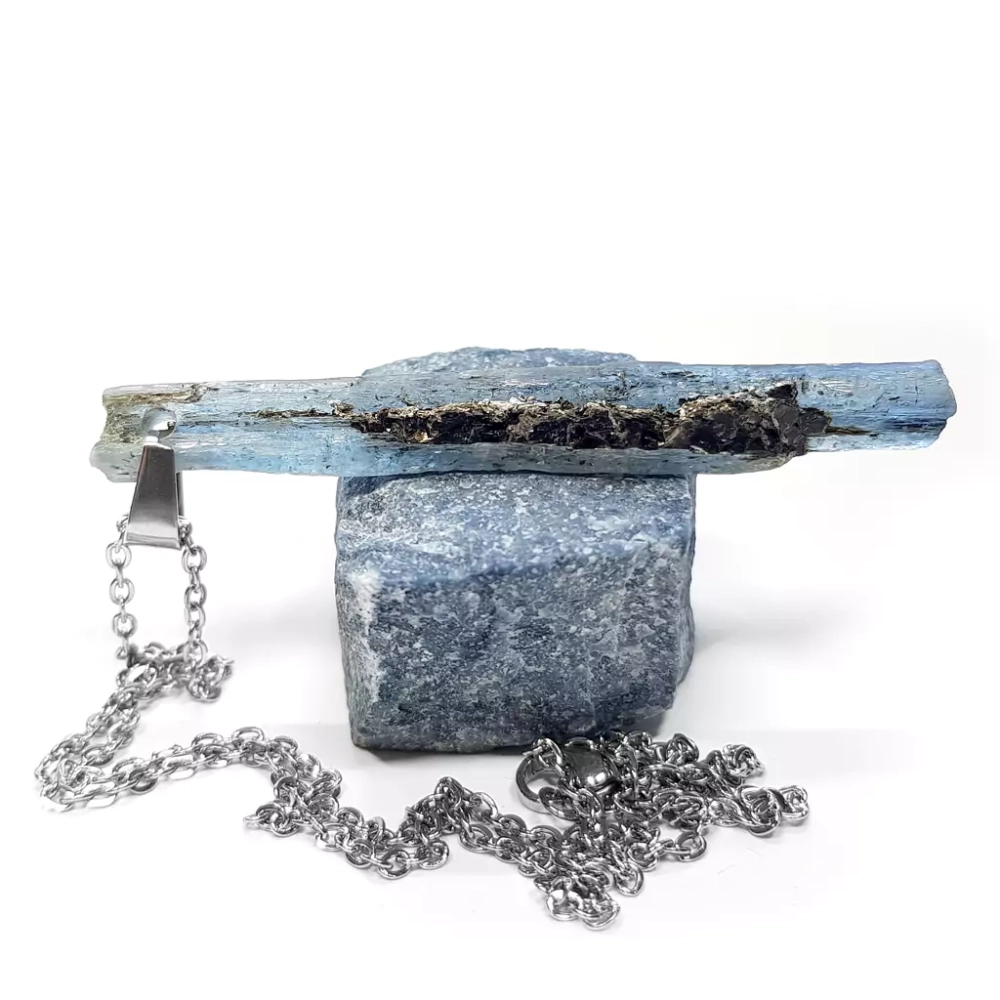 NAW1007 WEBP Naszyjnik unikat surowy kyanit z czarnym turmalinem i flogopitem stal chirurgiczna v.7 Magneska biżuteria.webp