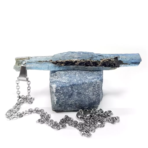 NAW1007 WEBP Naszyjnik unikat surowy kyanit z czarnym turmalinem i flogopitem stal chirurgiczna v.7 Magneska biżuteria.webp