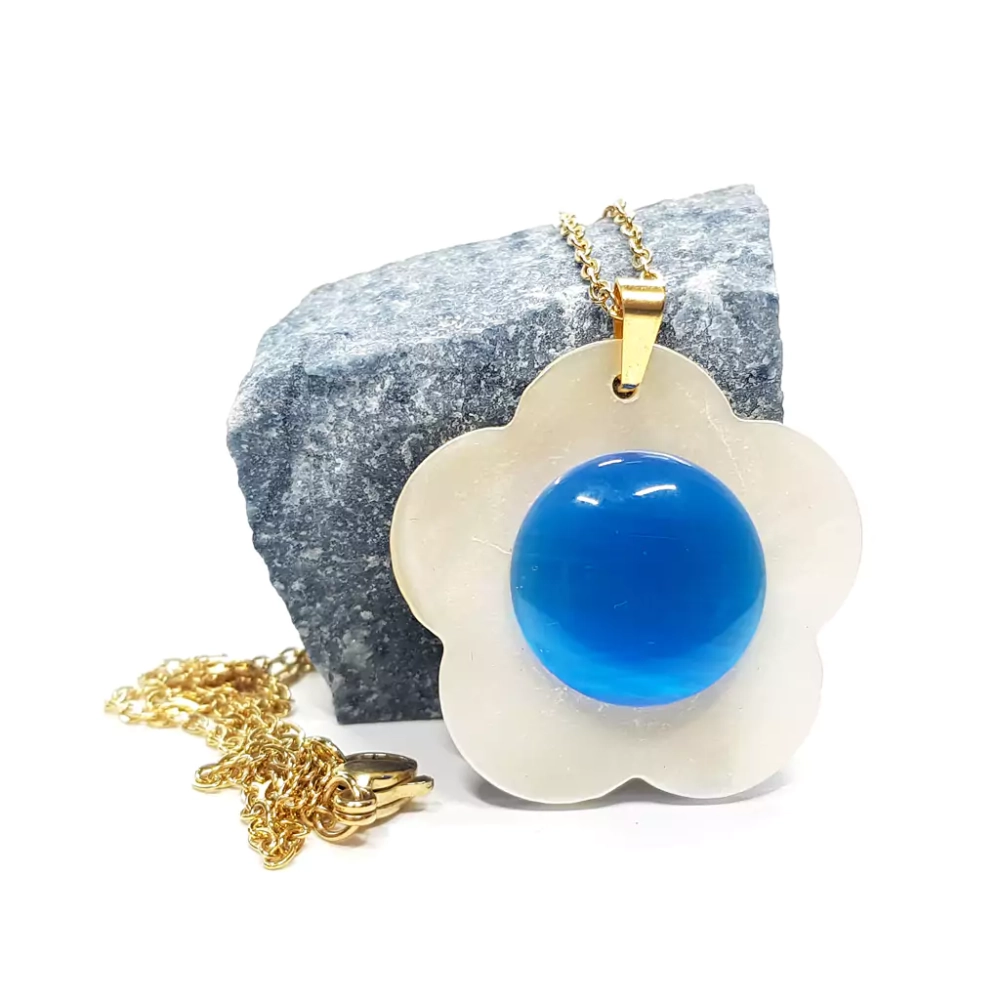 NAW1008 WEBP Naszyjnik kremowy kwiatek i niebieskie kocie oko złota stal chirurgiczna Magneska biżuteria.webp