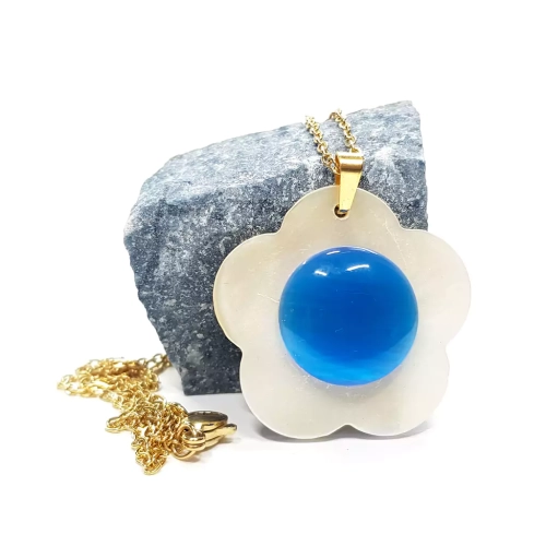 NAW1008 WEBP Naszyjnik kremowy kwiatek i niebieskie kocie oko złota stal chirurgiczna Magneska biżuteria.webp