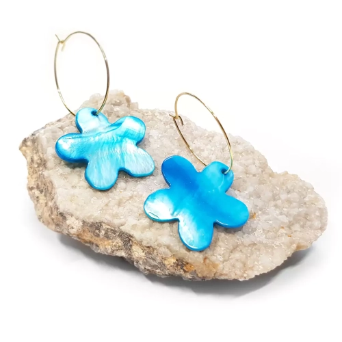 KST765 WEBP Kolczyki wiszące niebieskie kwiatki na złotych kółeczkach stal chirurgiczna Magneska4.webp