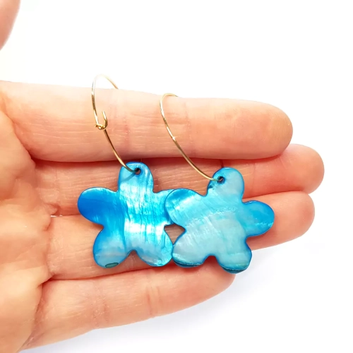 KST765 WEBP Kolczyki wiszące niebieskie kwiatki na złotych kółeczkach stal chirurgiczna Magneska 2.webp