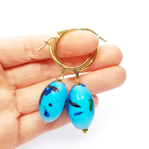 KST767 WEBP Kolczyki niebieskie oliwki na złotych kółeczkach Magneska 3.webp