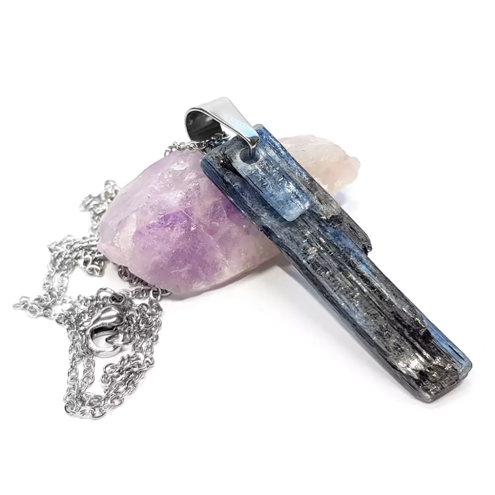 NAW1015 WEBP Naszyjnik unikat surowy kyanit z czarnym turmalinem i flogopitem stal chirurgiczna v.9 Magneska.webp