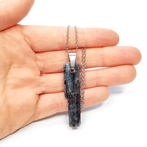 NAW1015 WEBP Naszyjnik unikat surowy kyanit z czarnym turmalinem i flogopitem stal chirurgiczna v.9 Magneska 2.webp