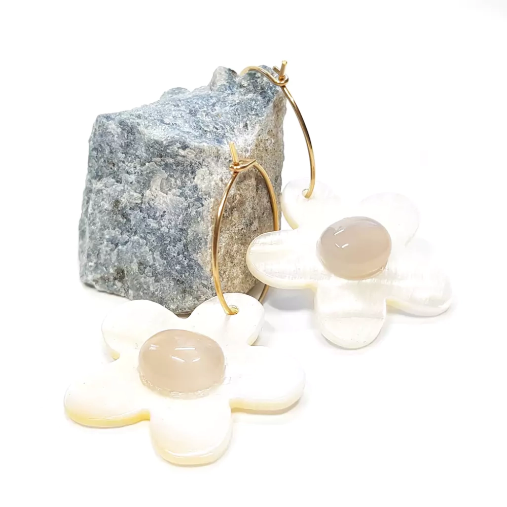 KST771 WEBP Kolczyki wiszące kremowe kwiatki i agat szary na złotych kółeczkach stal chirurgiczna Magneska kolczyki.webp