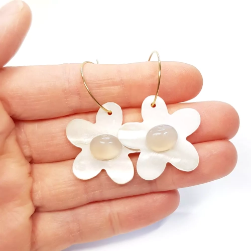 KST771 WEBP Kolczyki wiszące kremowe kwiatki i agat szary na złotych kółeczkach stal chirurgiczna Magneska kolczyki 2.webp