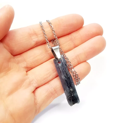 NAW1017 WEBP Naszyjnik unikat surowy kyanit z czarnym turmalinem stal chirurgiczna v.4 Magneska 2.webp