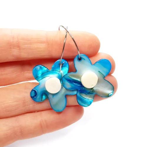 KST772 WEBP Kolczyki wiszące niebieskie kwiatki i koral na srebrnych kółeczkach stal chirurgiczna v.2 Magneska  2.webp