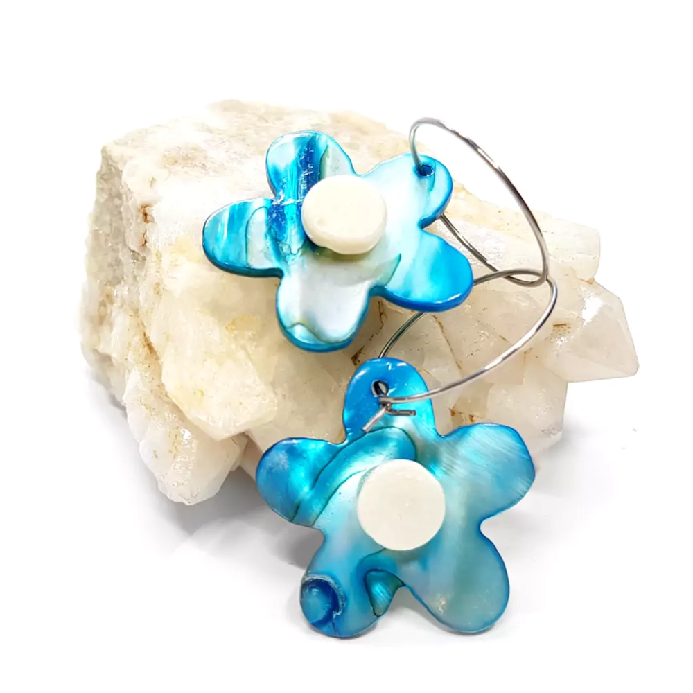 KST772 WEBP Kolczyki wiszące niebieskie kwiatki i koral na srebrnych kółeczkach stal chirurgiczna v.2 Magneska.webp