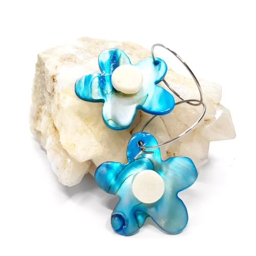 KST772 WEBP Kolczyki wiszące niebieskie kwiatki i koral na srebrnych kółeczkach stal chirurgiczna v.2 Magneska.webp