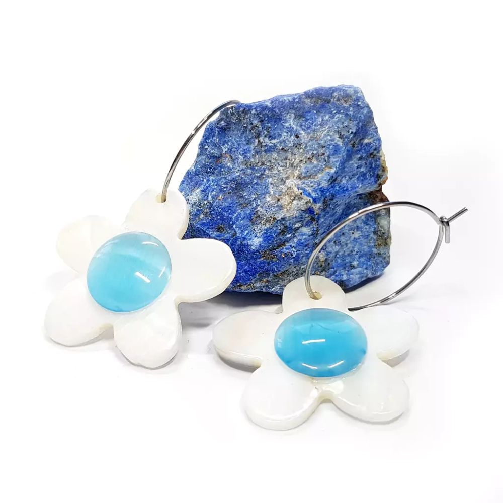 KST773 WEBP Kolczyki wiszące kremowe kwiatki i niebieskie kocie oko na srebrnych kółeczkach stal chirurgiczna  Magneska biżuteria.webp