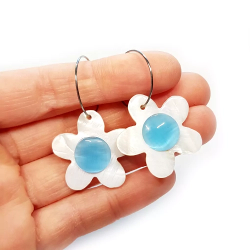 KST773 WEBP Kolczyki wiszące kremowe kwiatki i niebieskie kocie oko na srebrnych kółeczkach stal chirurgiczna  Magneska biżuteria 2.webp