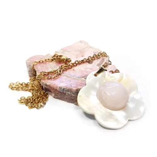 NAW1021 WEBP Naszyjnik kremowy kwiatek i kwarc różowy złota stal chirurgiczna Magneska.webp