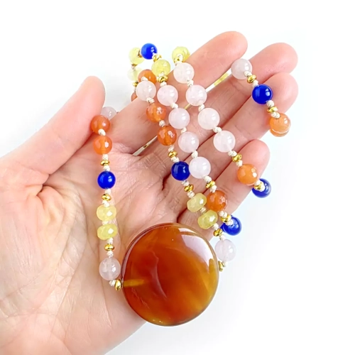 MESNAW040 WEBPNaszyjnik unisex karneol, kwarc różowy, jadeit, kocie oko i hematyt na beżowym sznurku Magneska naszyjniki z kamieni naturalnych 2.webp