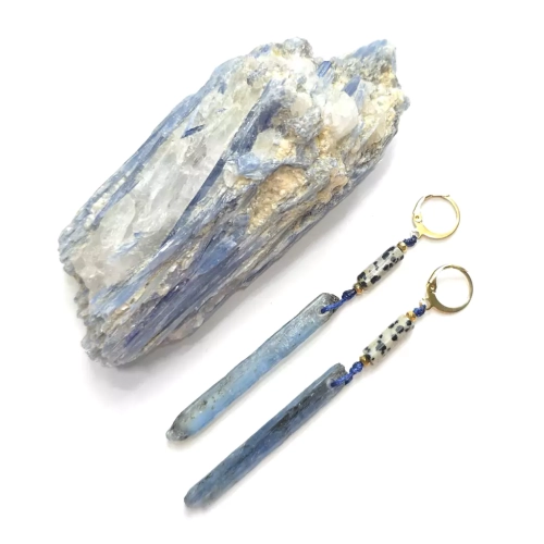 KST782 WEBP Kolczyki wiszące unikaty jaspis dalmatyńczyk, kyanit z czarnym turmalinem i złota stal chirurgiczna Magneska biżuteria.webp