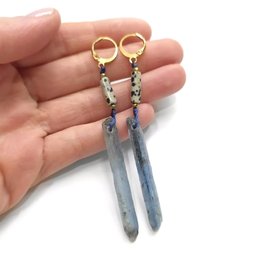 KST782 WEBP Kolczyki wiszące unikaty jaspis dalmatyńczyk, kyanit z czarnym turmalinem i złota stal chirurgiczna Magneska biżuteria 2.webp