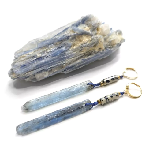 KST782 WEBP Kolczyki wiszące unikaty jaspis dalmatyńczyk, kyanit z czarnym turmalinem i złota stal chirurgiczna Magneska biżuteria 3.webp