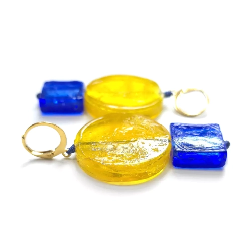 KST783 WEBP Verre kolczyki wiszące szklane żółte koła i niebieskie kwadraty złota stal chirurgiczna Magneska.webp