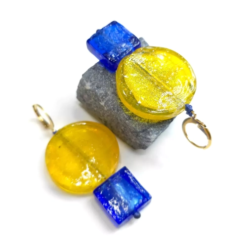 KST783 WEBP Verre kolczyki wiszące szklane żółte koła i niebieskie kwadraty złota stal chirurgiczna Magneska 2.webp