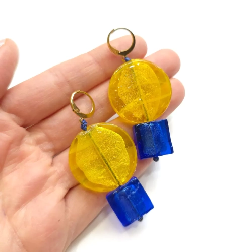 KST783 WEBP Verre kolczyki wiszące szklane żółte koła i niebieskie kwadraty złota stal chirurgiczna Magneska 3.webp