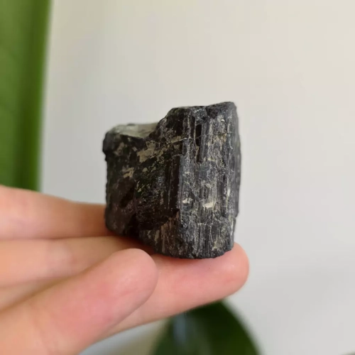 BR0001 WEBP Czarny turmalin bryłka surowa Magneska 4.webp