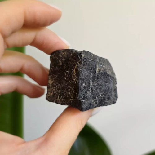 BR0001 WEBP Czarny turmalin bryłka surowa Magneska.webp