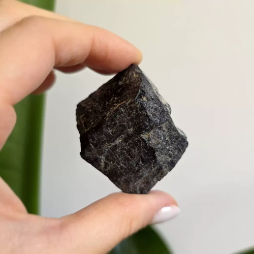 BR0001 WEBP Czarny turmalin bryłka surowa Magneska 2.webp
