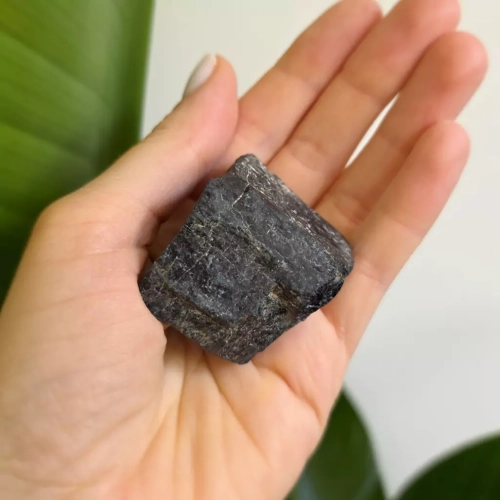 BR0001 WEBP Czarny turmalin bryłka surowa Magneska 3.webp