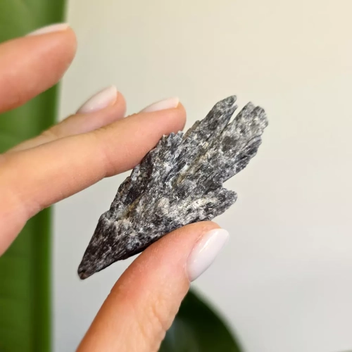 BR0007 WEBP Czarny kyanit surowy okaz Magneska kamienie 2.webp