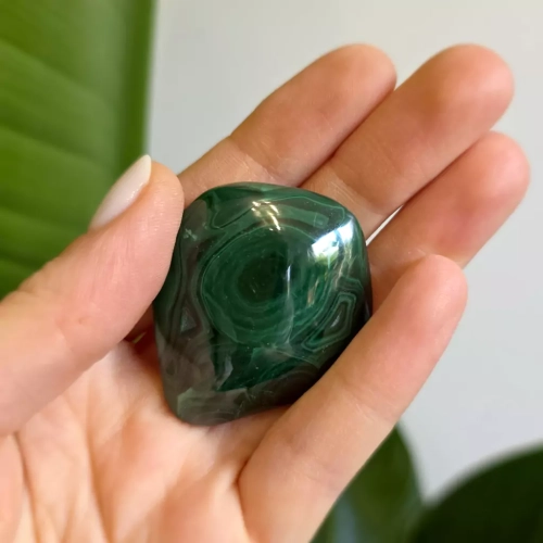 BR0014 WEBP Malachit bryłka polerowana Magneska 3.webp
