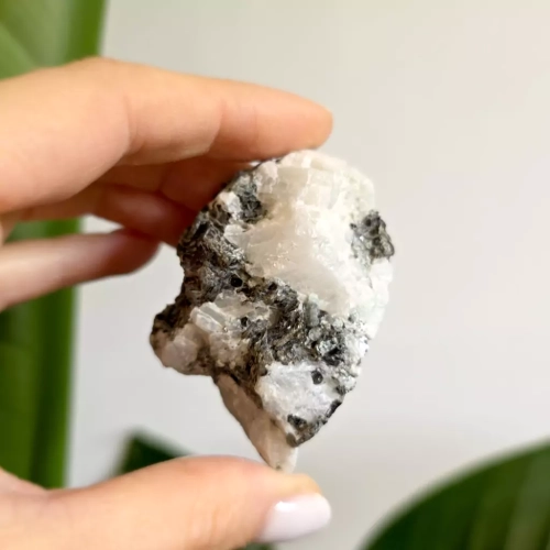 BR0020 webp Kamień księżycowy z czarnym turmalinem Magneska 3.webp