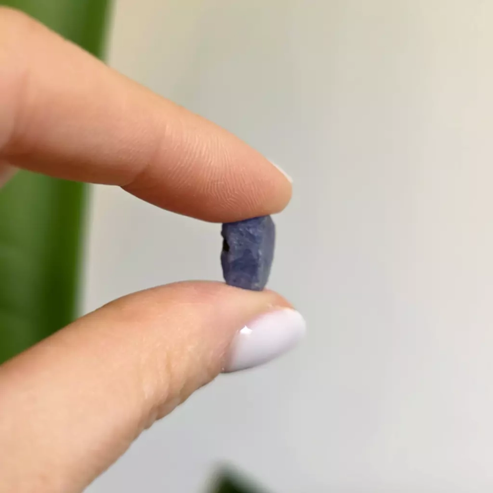 BR0022 webp Szafir bryłka surowa Magneska.webp