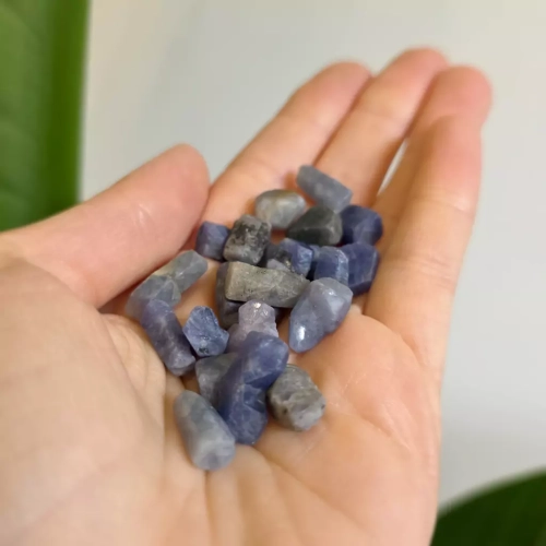 BR0022 webp Szafir bryłka surowa Magneska 2.webp