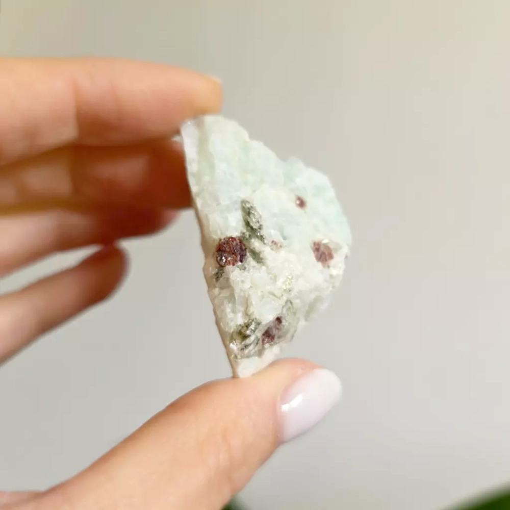 BR0034 webp Amazonit z fuchsytem i rubelitem Magneska.webp