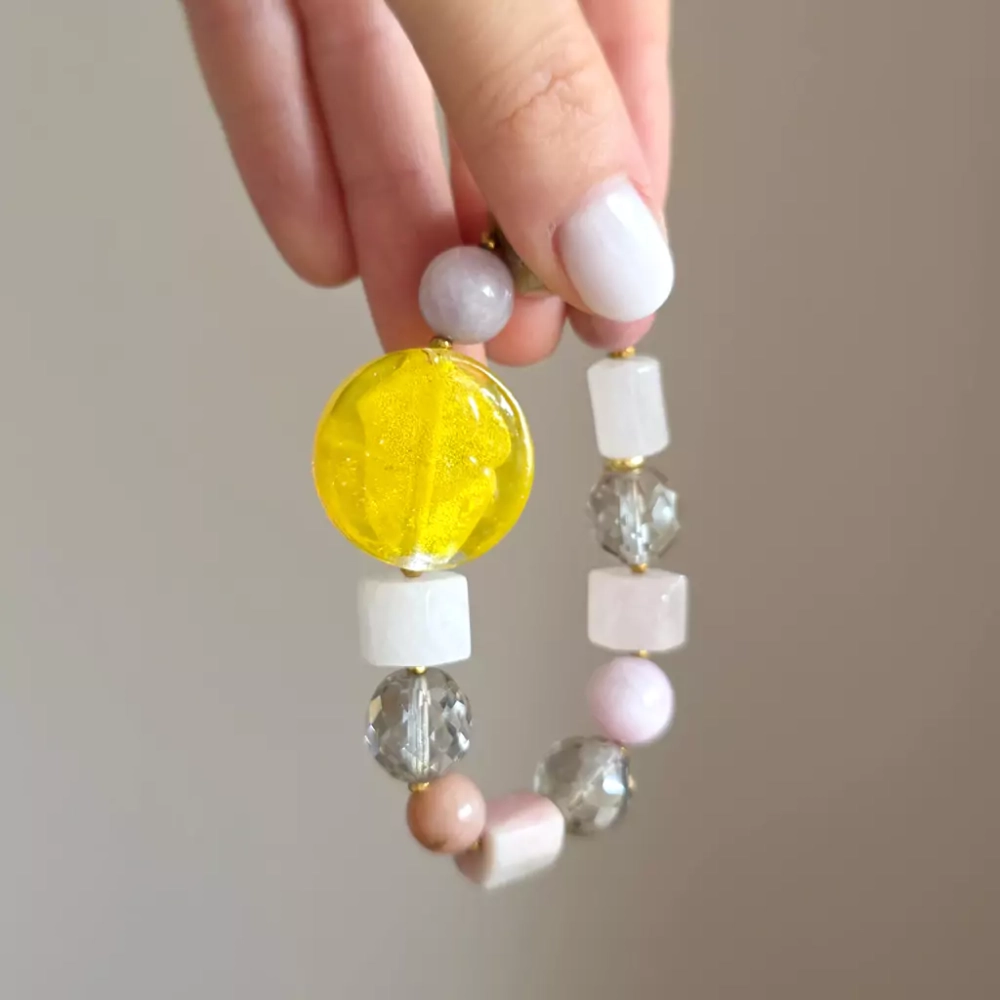 KAM837 WEBP Bohemian bransoletka unikat kwarc różowy, agat żółty, rodonit, opal różowy, kamień słoneczny, hematyt, ceramika i szkło weneckie Magneska.webp