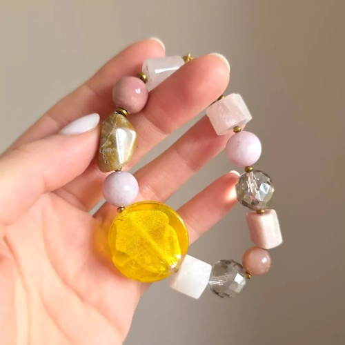 KAM837 WEBP Bohemian bransoletka unikat kwarc różowy, agat żółty, rodonit, opal różowy, kamień słoneczny, hematyt, ceramika i szkło weneckie Magneska 2.webp