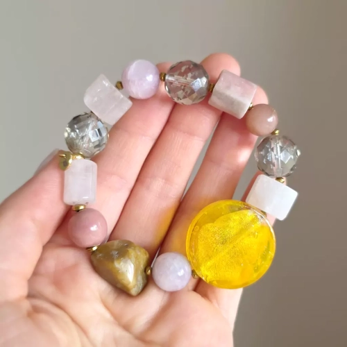 KAM837 WEBP Bohemian bransoletka unikat kwarc różowy, agat żółty, rodonit, opal różowy, kamień słoneczny, hematyt, ceramika i szkło weneckie Magneska 3.webp
