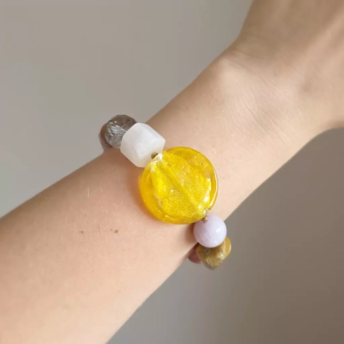 KAM837 WEBP Bohemian bransoletka unikat kwarc różowy, agat żółty, rodonit, opal różowy, kamień słoneczny, hematyt, ceramika i szkło weneckie Magneska 4.webp